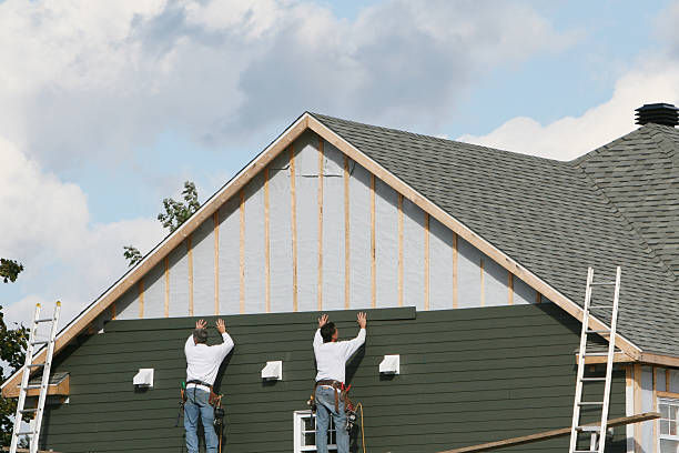 Professional Vinyl Siding technician working in Lexington, WA